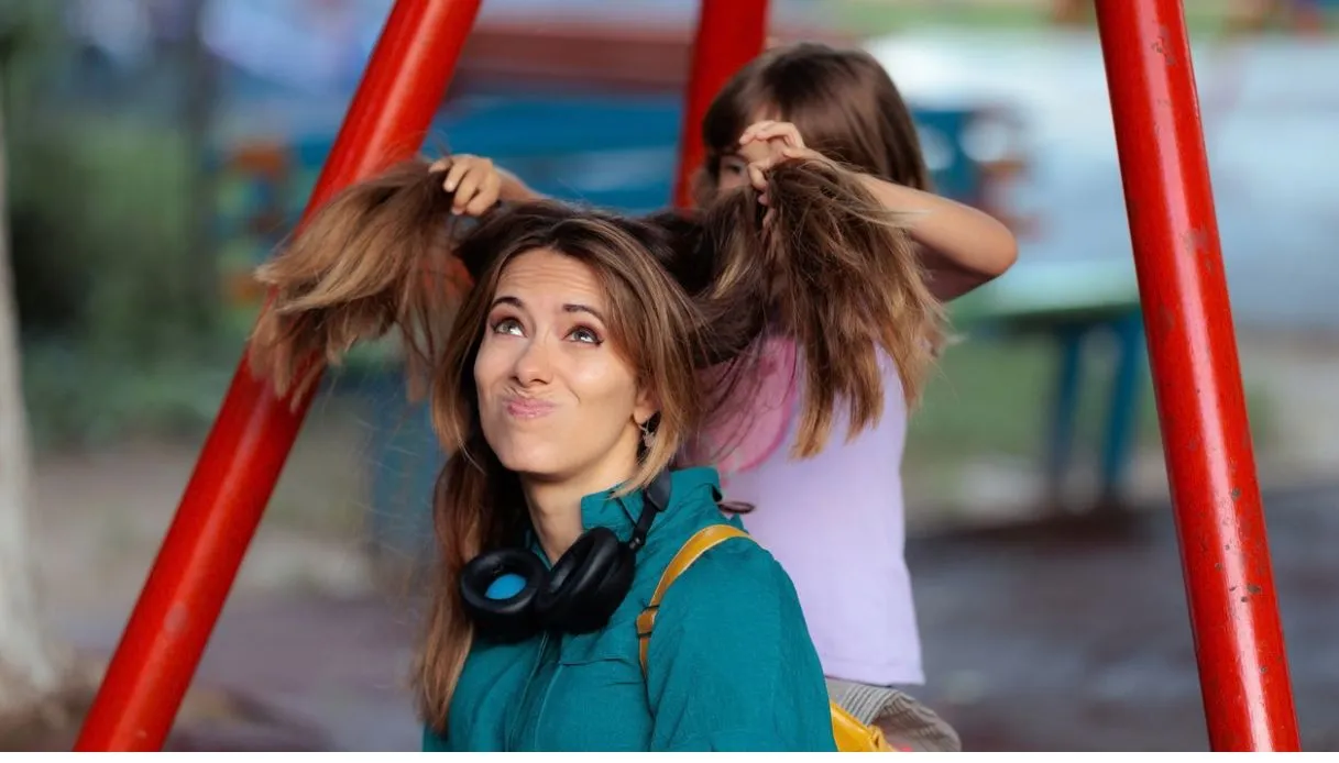 Nounous jouant avec les enfants