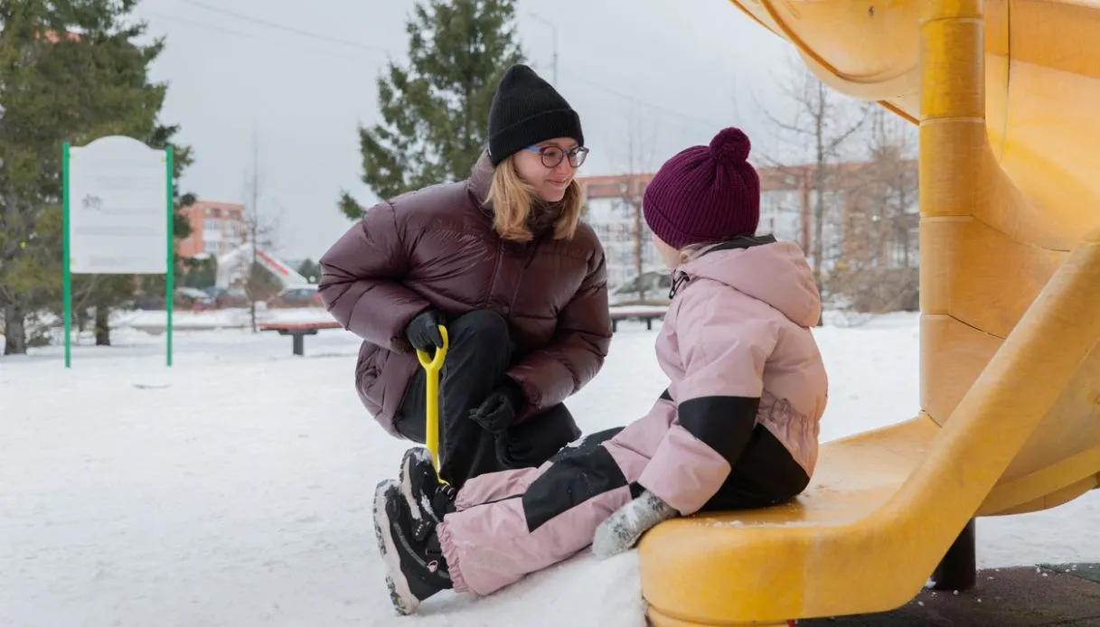 Nounous jouant avec les enfants