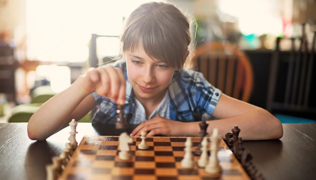 Joueur d'échecs de petite fille